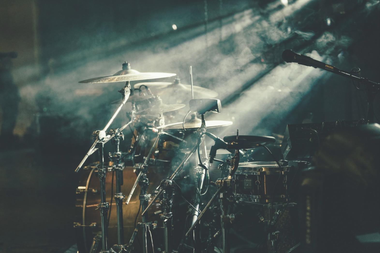 MIDI-Keyboard und Kopfhörer für Musikkomposition