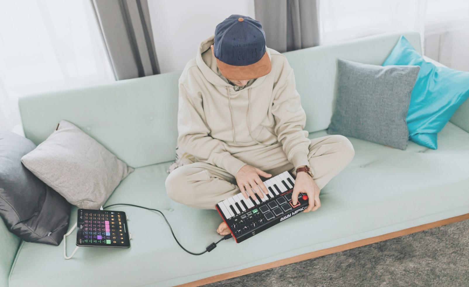 Komponist bei der kreativen Arbeit im Studio