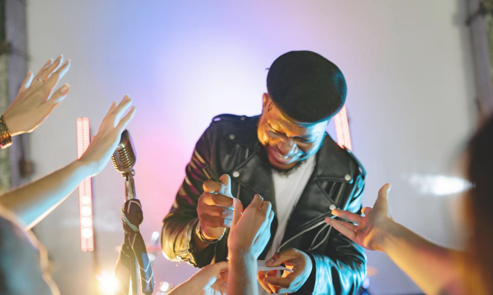 Musikstudio mit Klaviatur und Notenpapier während einer Kompositionssession