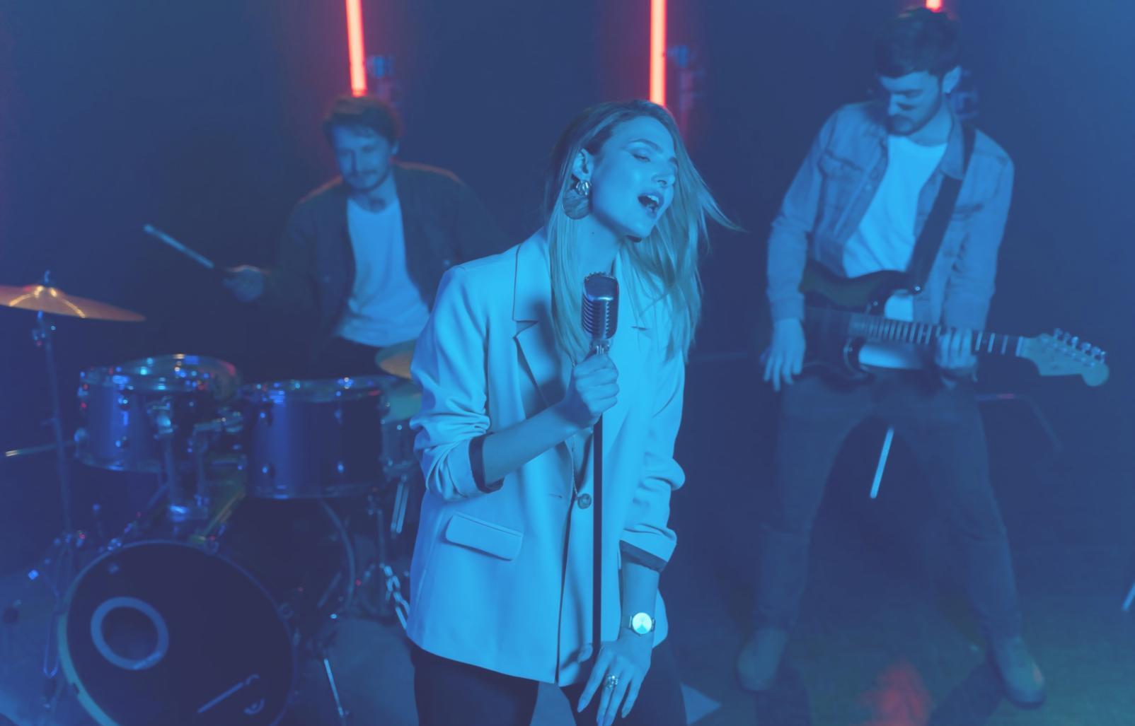 Professioneller Komponist bei der Arbeit am Computer mit Musiksoftware