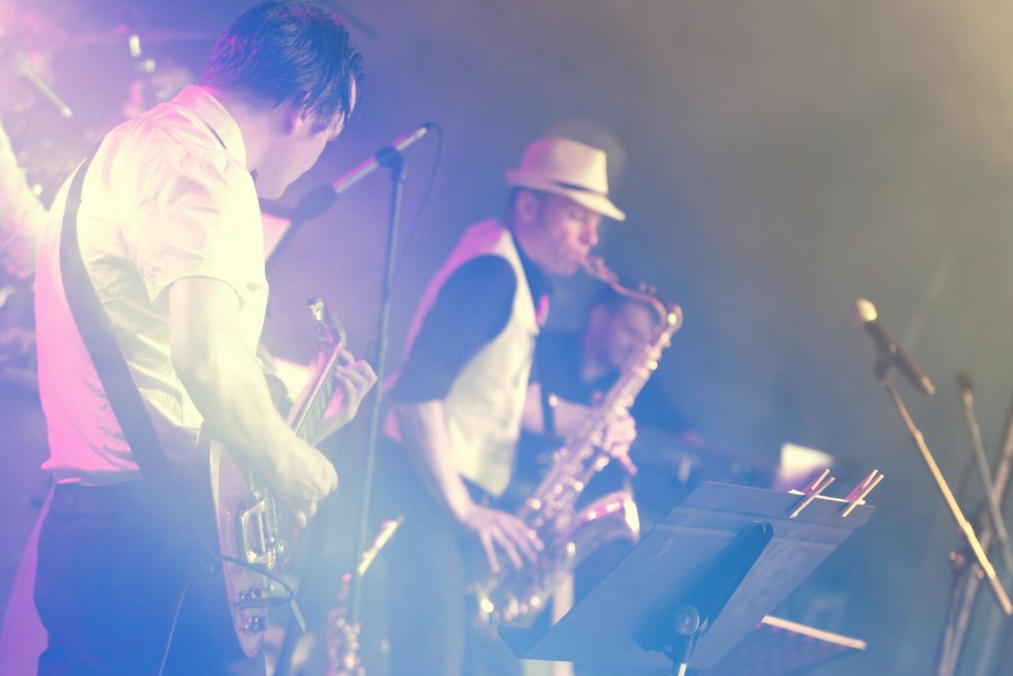 Professionelles Musikstudio mit digitalen Kompositionstools